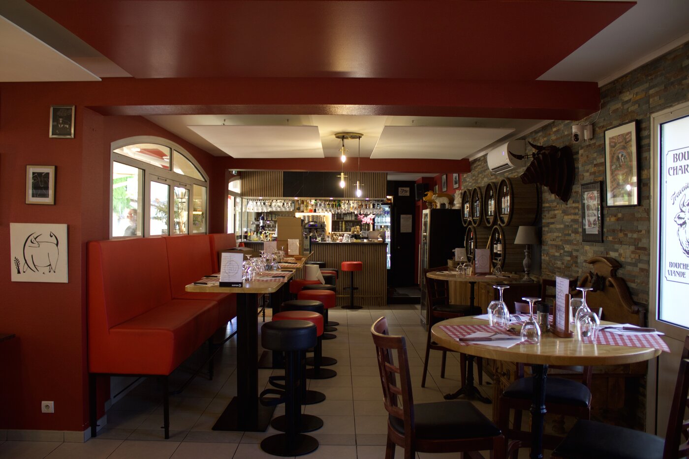 La salle & sa banquette rouge