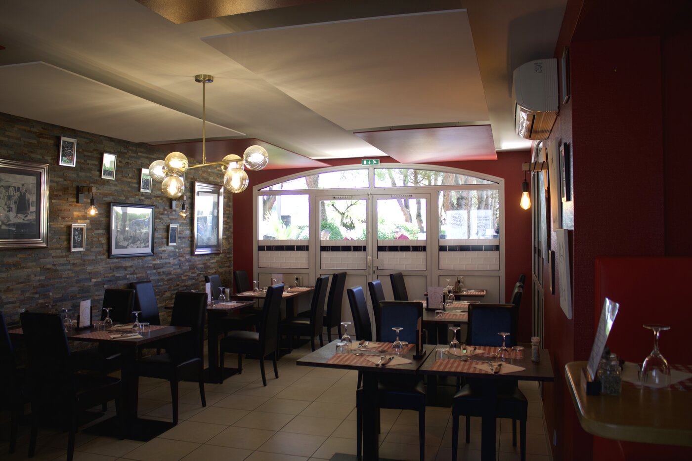 La salle à manger côté fenêtre