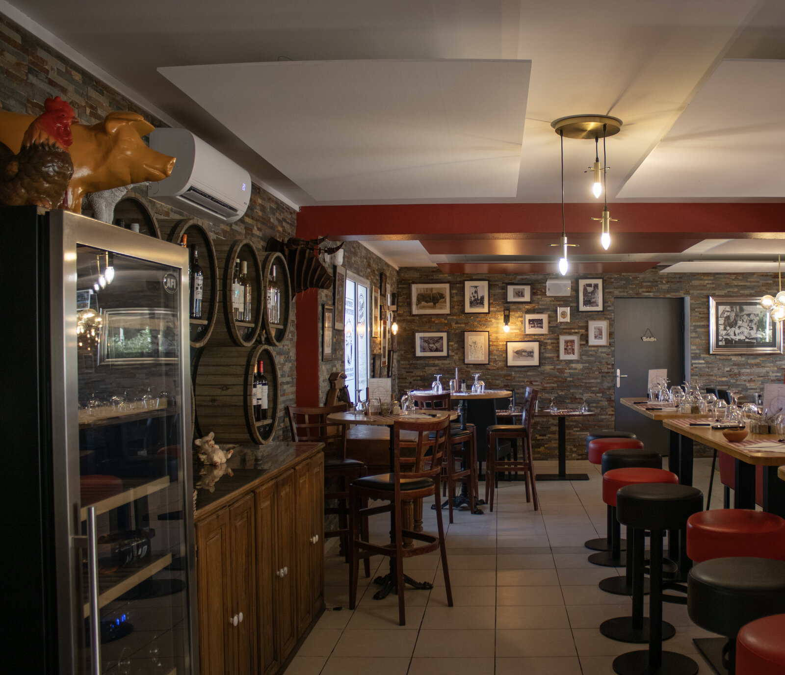 La salle — coin bar & cave à vin